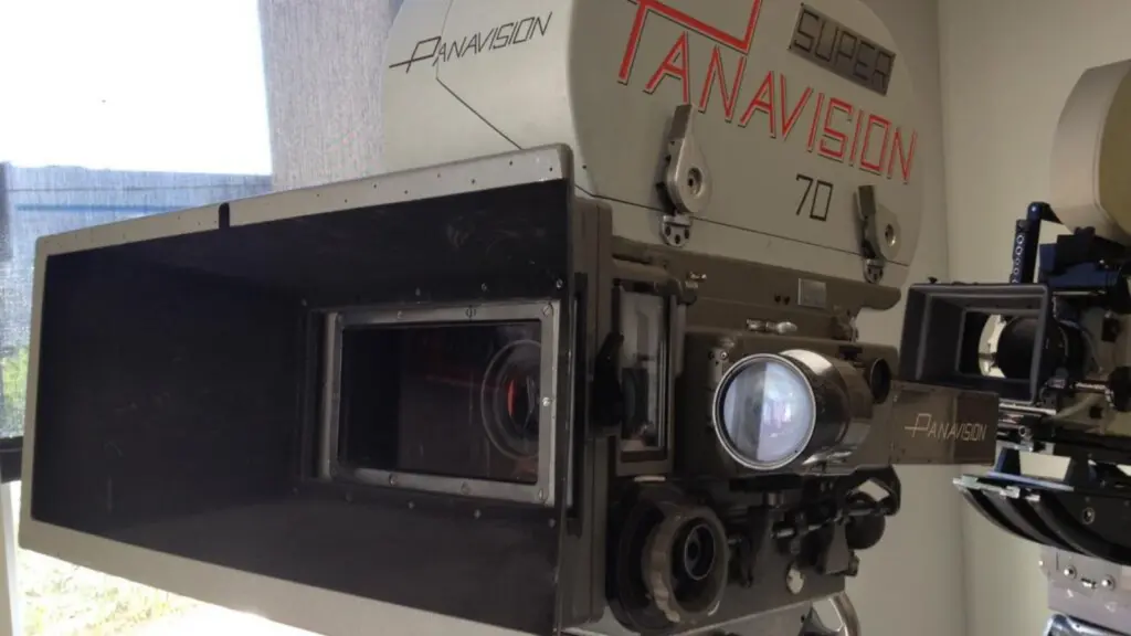 Canal faz filmes com ia e cria trailers antigos com técnica de filmagem retrô Câmera super panavision 70