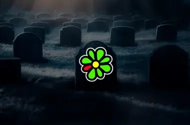 Logomarca do icq sobre um túmulo em um cemitério, sombrio