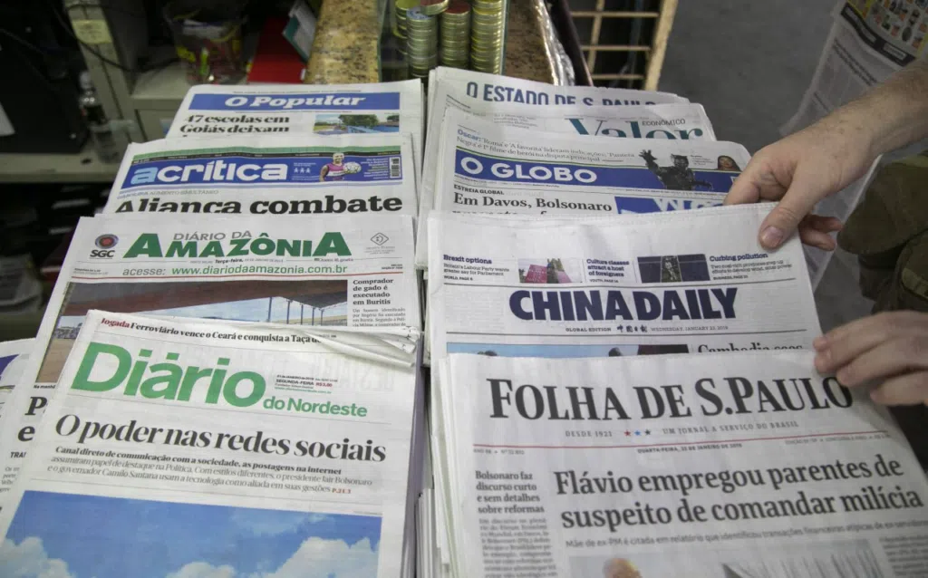 Como surgiu a internet Jornais impressos em uma banca de jornal