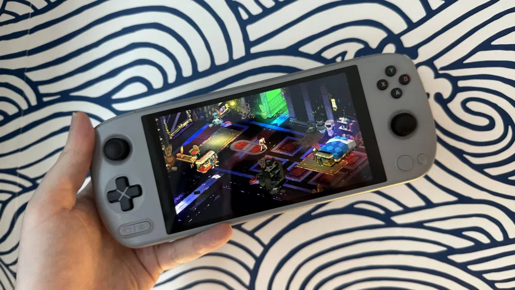 Melhores consoles portáteis de pc e videogame para comprar já Vida digital com console portátil; gamer joga videogame em mode portátil; dispositivo inovador para jogos mobile e de mesa.