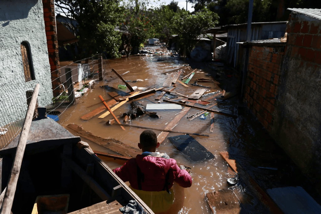 Inundação causou destruição em residência com móveis e objetos arrastados pela água.