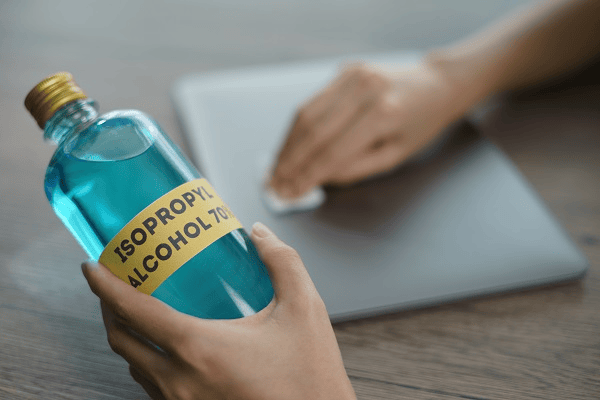 Álcool em gel com rótulo de isopropanol para higiene e proteção contra vírus e bactérias.