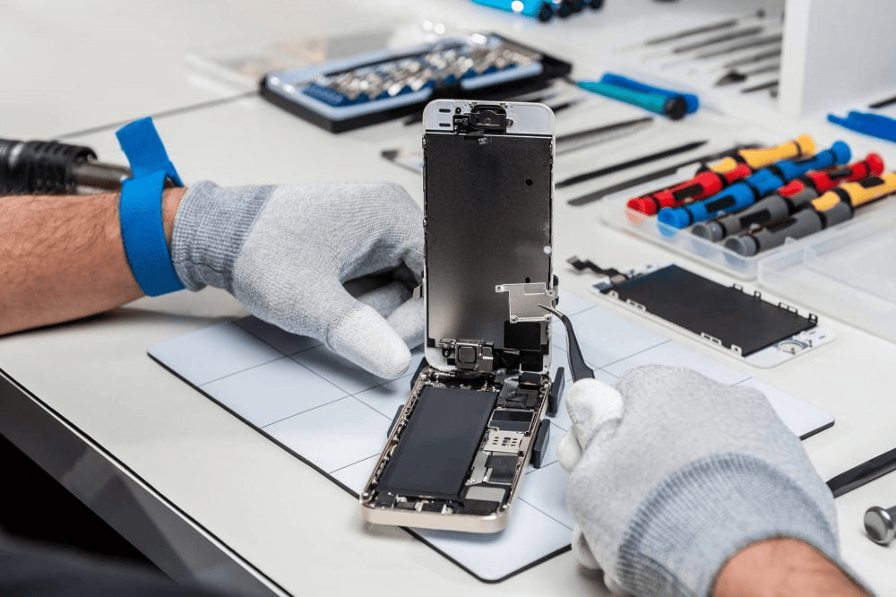 Novo aparelho celular sendo consertado por técnico especializado em manutenção de smartphones.