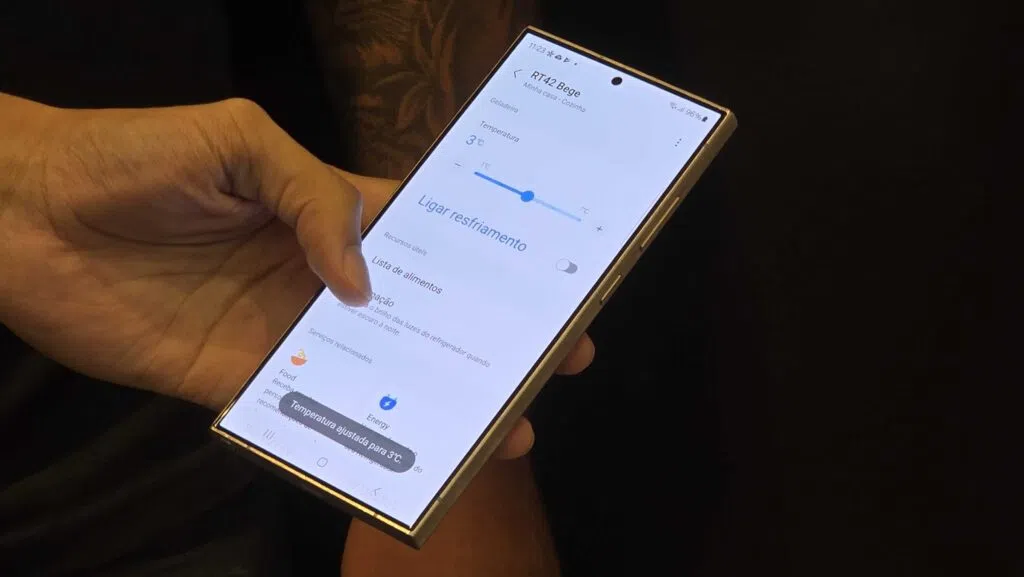Samsung lança geladeira bespoke ai family hub com tela de 32” na porta Samsung lança geladeira bespoke ai family hub com tela de 32” na porta. Modelo é o primeiro equipado com ai vision inside, que monitora os alimentos disponíveis na geladeira, sugerindo receitas e até mesmo alertando sobre suas datas de vencimento