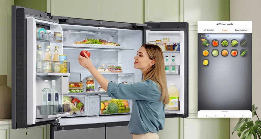 Samsung lança geladeira bespoke ai family hub com tela de 32” na porta Samsung lança geladeira bespoke ai family hub com tela de 32” na porta. Modelo é o primeiro equipado com ai vision inside, que monitora os alimentos disponíveis na geladeira, sugerindo receitas e até mesmo alertando sobre suas datas de vencimento