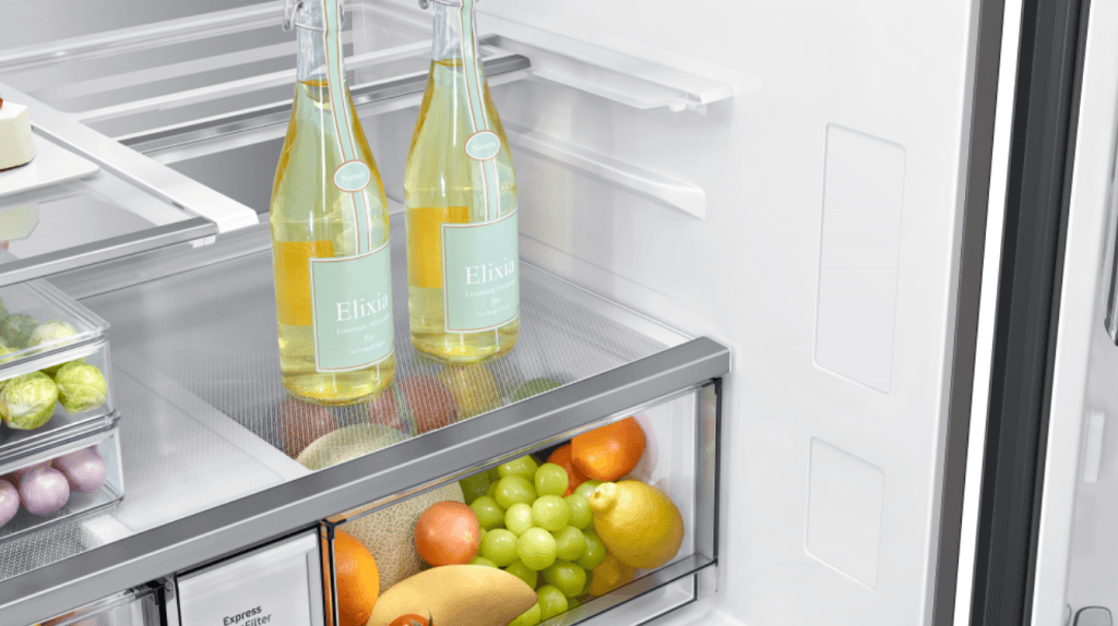 Molde de geladeira com frutas e bebidas verdes, moderna e inteligente.