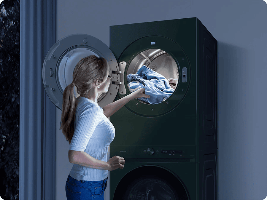 Entdecken Sie den maßgeschneiderten Wäscherei-Hub von Samsung, den neuen Waschturm von Samsung Die Maschine verfügt außerdem über eine Innenbeleuchtung, die den Einsatz in dunkleren Umgebungen erleichtert. Bild: Samsung