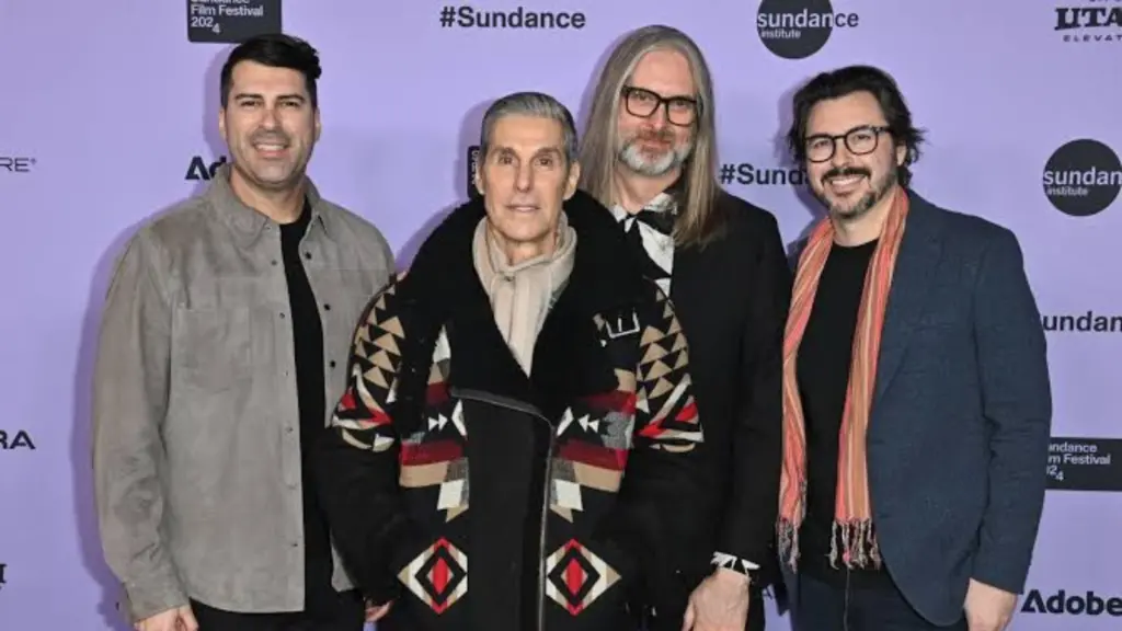 Crítica: the story of lollapalooza é um documentário sensacional que narra a história do festival Crítica: the story of lollapalooza é um documentário sensacional que narra a história do festival. Disponível no paramount+, o documentário explora a importância cultural do festival ao longo de mais de 30 anos