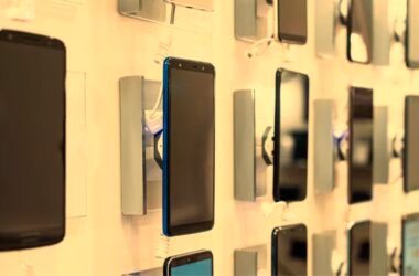 Tela de loja de smartphones com diversos modelos em exibição.