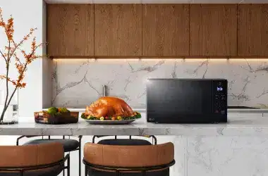 Microondas lg sobre um balcão de cozinha