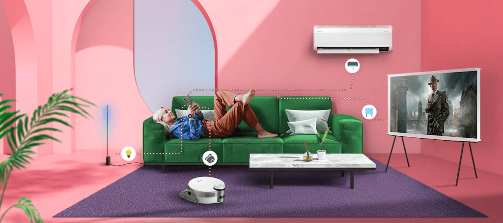 Controle remoto inteligente conectado a tv e dispositivos de automação residencial, ambiente moderno e confortável.