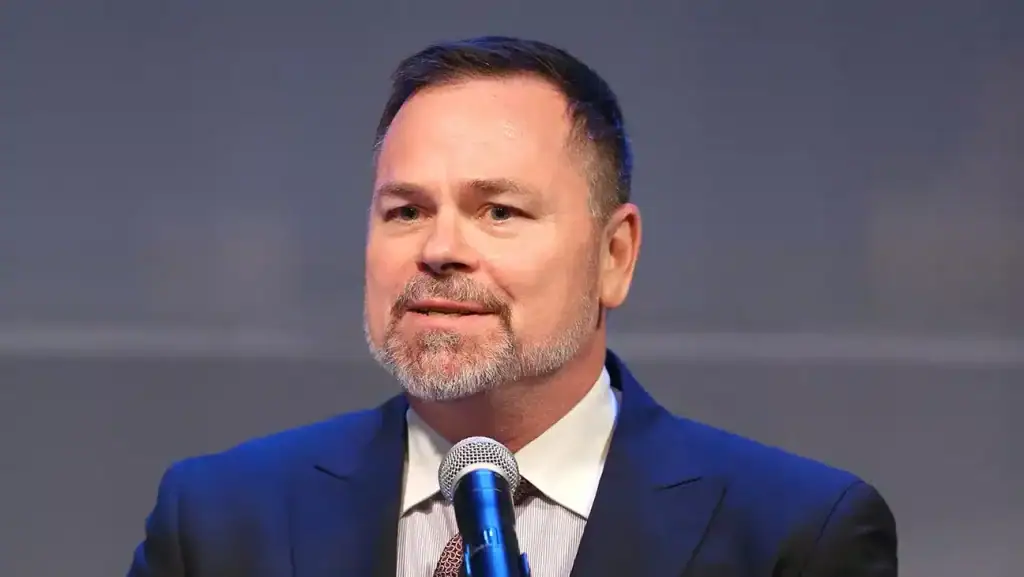 Understand the controversies behind Nickelodeon Former president of content and production at Nickelodeon, Russell Hicks (image: hollywood reporter)