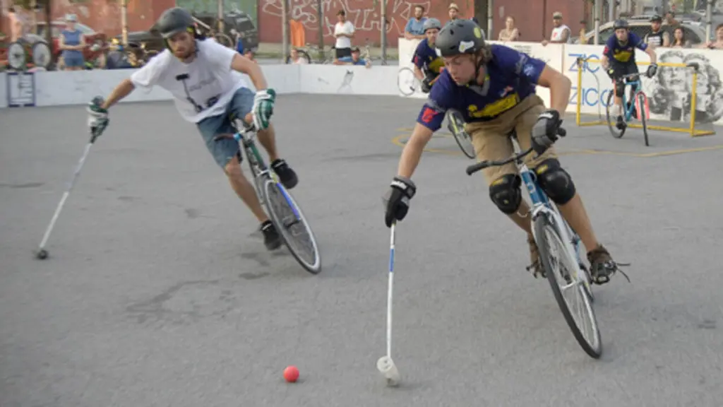 30 sottoculture e comunità insolite che hanno successo Uno dei record principali del bike polo è la partita con il maggior numero di squadre, con 24 squadre che gareggiano contemporaneamente in un torneo in Irlanda.