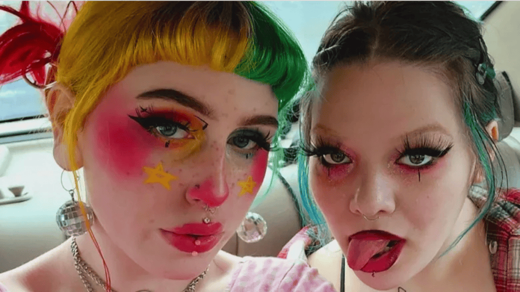 30 sottoculture e comunità insolite che hanno successo Clowncore ha guadagnato forza tra i giovani che cercavano di esprimere la propria individualità e sfidare gli standard estetici tradizionali.