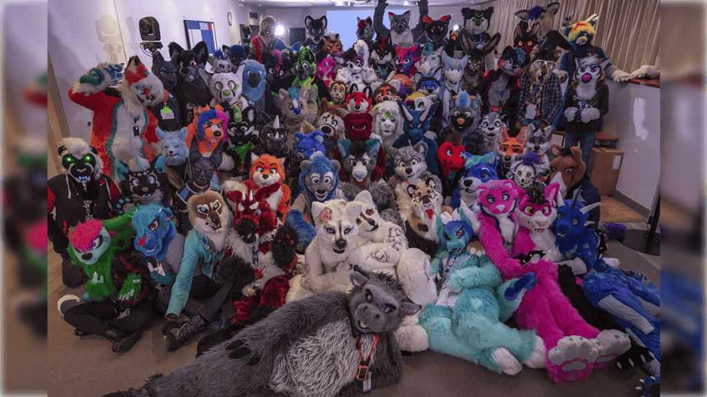 30 sottoculture e comunità insolite che hanno successo I furry creano "fursonas", personaggi animali antropomorfi che riflettono la loro identità e ideali, esprimendo questo interesse unico attraverso costumi di animali, noti come "fursuit".