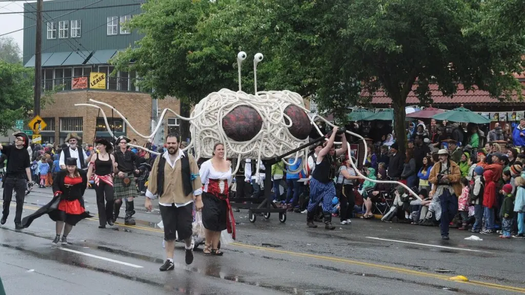 30 sottoculture e comunità insolite che hanno successo I Pastafariani sfilano con creatività e umorismo in una parata di strada, celebrando l'irriverenza del Pastafarianesimo