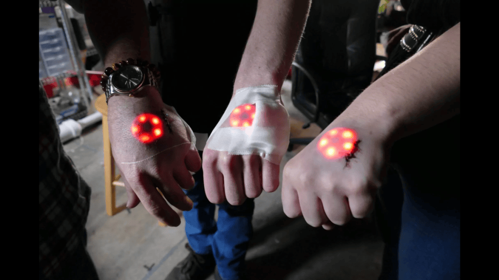 30 sottoculture e comunità insolite che hanno successo Biohacker che usa luci sottopelle