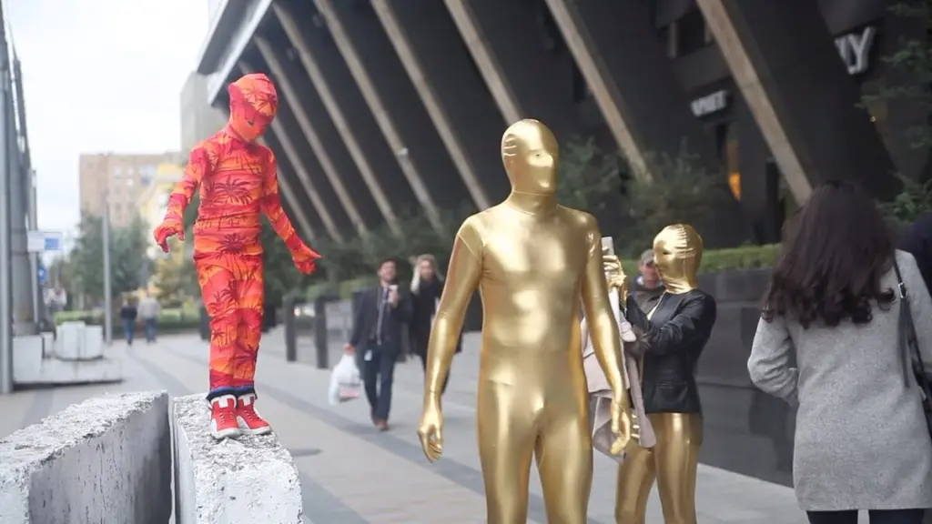 30 sottoculture e comunità insolite che hanno successo Una famiglia zentai che si avventura per le strade di Berlino, rivelando la bellezza dell'anonimato e dell'espressione di sé
