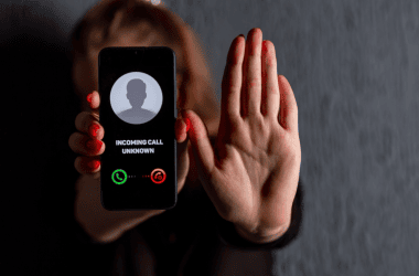 Chamada de vídeo de smartphone com pessoa mostrando recusa a ligação desconhecida.