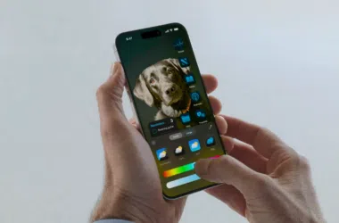 Foto de um smartphone com tela exibindo widgets e aplicativos, destacando tecnologia e inovação digital.