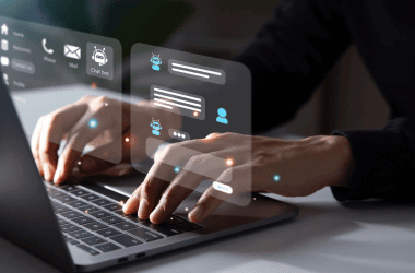 Assistente de chatbot com ia interagindo via laptop, tecnologia e inovação em foco.