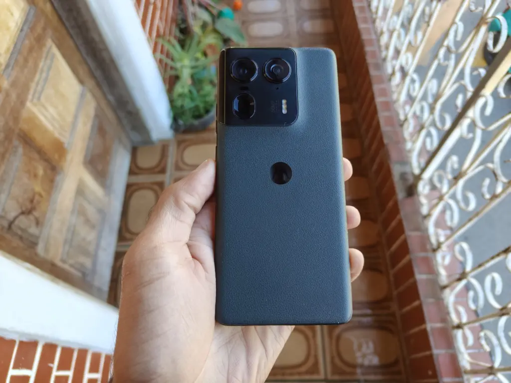 Review: motorola edge 50 ultra, avaliamos o melhor smartphone da motorola! Traseira do motorola edge 50 ultra