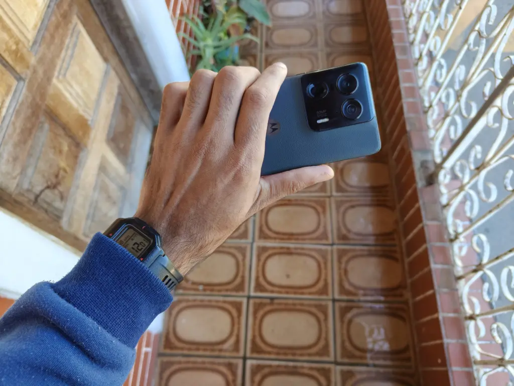 Review: motorola edge 50 ultra, avaliamos o melhor smartphone da motorola! Motorola edge 50 ultra segurado por uma mão