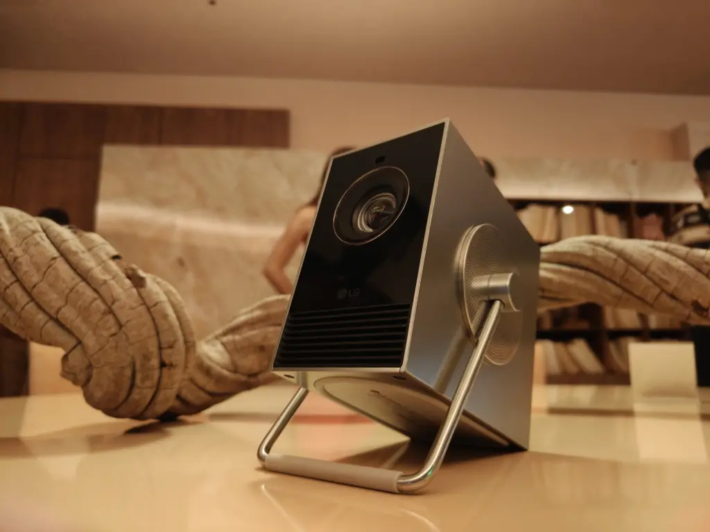 Projetor portátil lg cinebeam q 4k chega ao brasil Projetor lg cinebeam