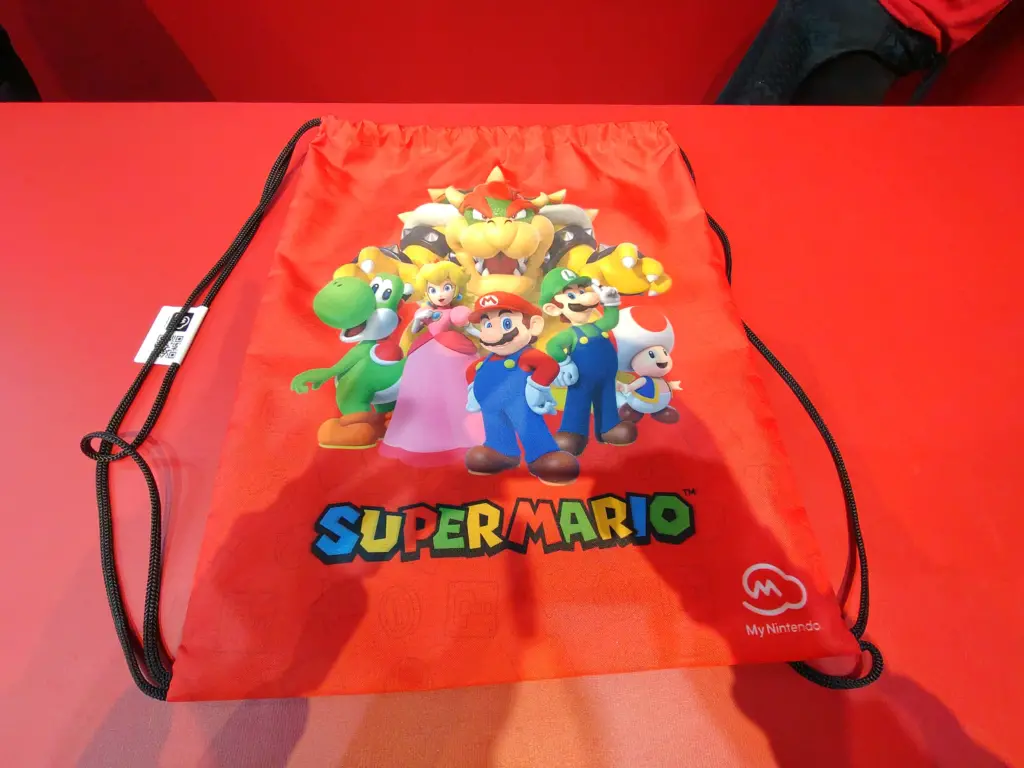 Guia de brindes da gamescom latam: saiba o que ganhar na feira de games Mochila do super mario como um dos brindes na gamescom latam