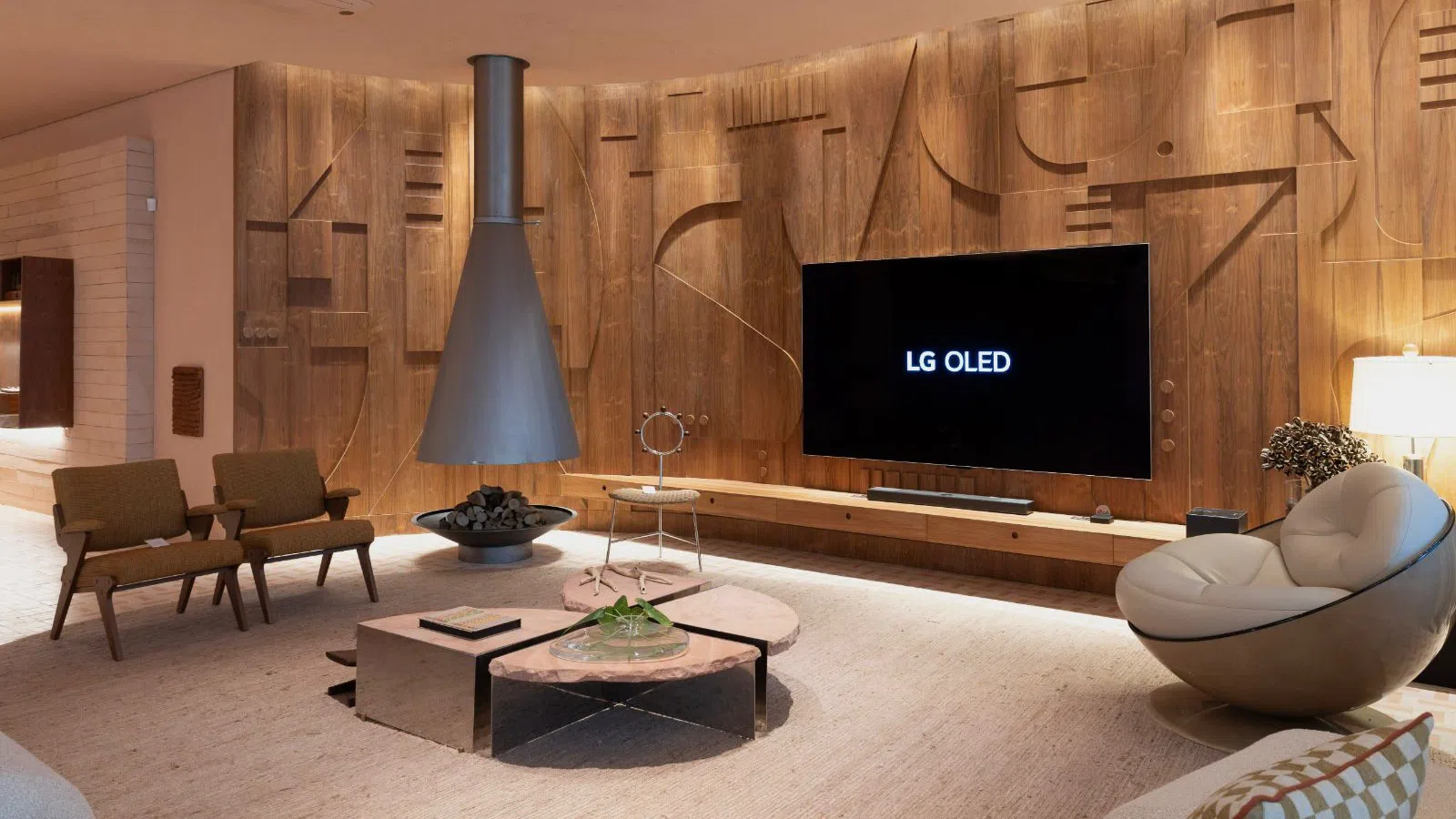 1. 高品質の木製仕上げが施されたモダンなリビングルームに設置された LG OLED TV パネル。