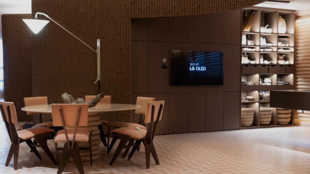 Lg mostra linha de produtos para 2024 na casacor Sala de estar da lg na casacor 2024 apresenta mesa imponente