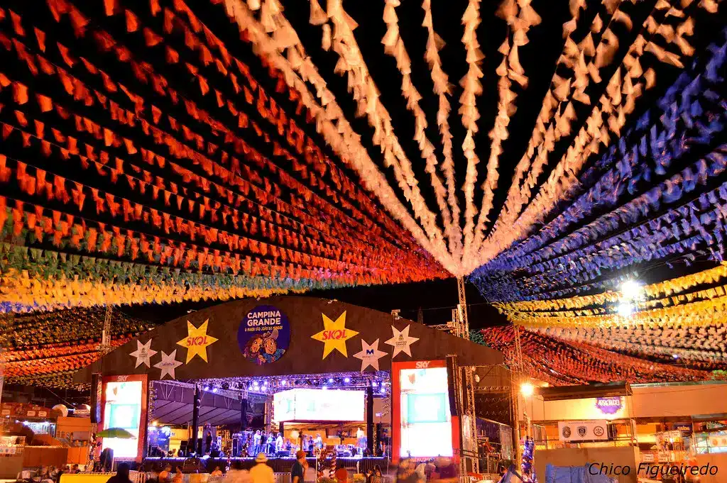 Festa Junina: Wo man in São Paulo, Rio de Janeiro, Paraná und anderen Bundesstaaten Spaß haben kann Festa Junina: Wo man in São Paulo, Rio de Janeiro, Paraná und anderen Bundesstaaten Spaß haben kann. Arraiais und Messen sind angesagter denn je und erobern die Herzen der Brasilianer. Sehen Sie das Beste