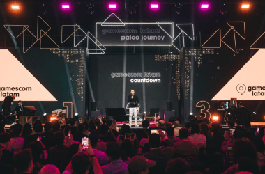 Apresentação de evento de games com palco iluminado e público assistindo na gamerscom latam.