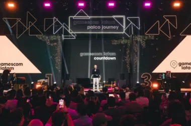 Apresentação de evento de games com palco iluminado e público assistindo na gamerscom latam.