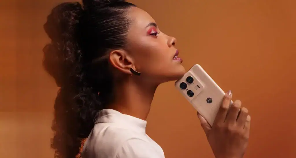 Review: motorola edge 50 ultra, avaliamos o melhor smartphone da motorola! Mulher segurando variante wood do motorola edge 50 ultra