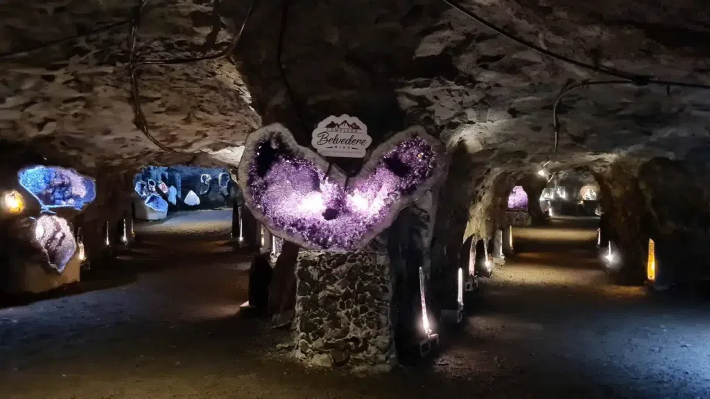 Como ocorre a transformação de pedras preciosas em joias? Como ocorre a transformação de pedras preciosas em joias?. Descubra como pedras preciosas brutas são transformadas em joias cintilantes através de corte, design e processamento meticulosos