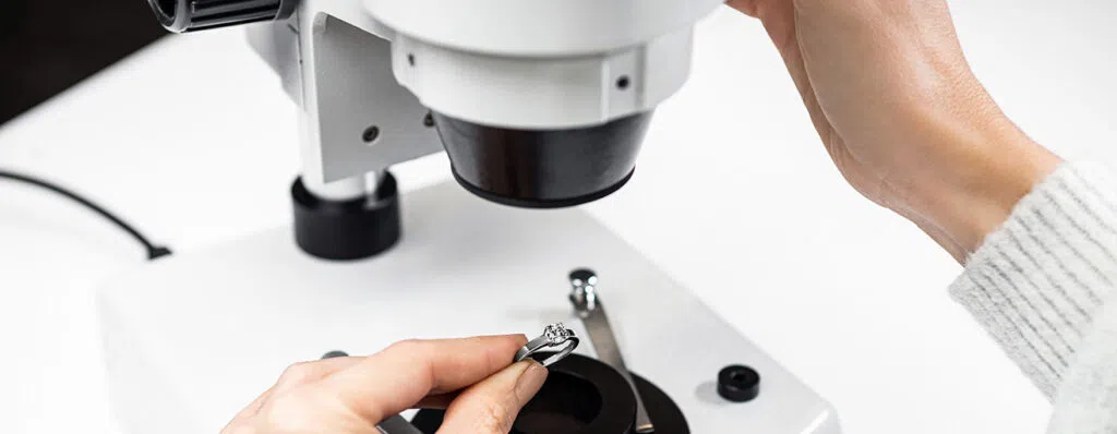 Como ocorre a transformação de pedras preciosas em joias? Como ocorre a transformação de pedras preciosas em joias?. Descubra como pedras preciosas brutas são transformadas em joias cintilantes através de corte, design e processamento meticulosos