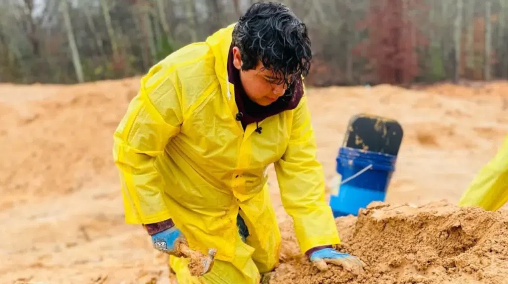 Como ocorre a transformação de pedras preciosas em joias? Como ocorre a transformação de pedras preciosas em joias?. Descubra como pedras preciosas brutas são transformadas em joias cintilantes através de corte, design e processamento meticulosos