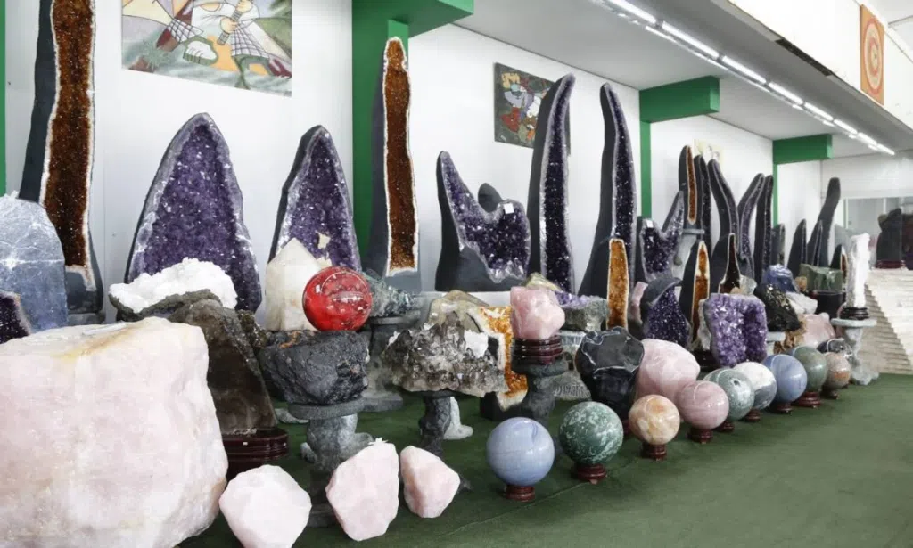 Como ocorre a transformação de pedras preciosas em joias? Como ocorre a transformação de pedras preciosas em joias?. Descubra como pedras preciosas brutas são transformadas em joias cintilantes através de corte, design e processamento meticulosos