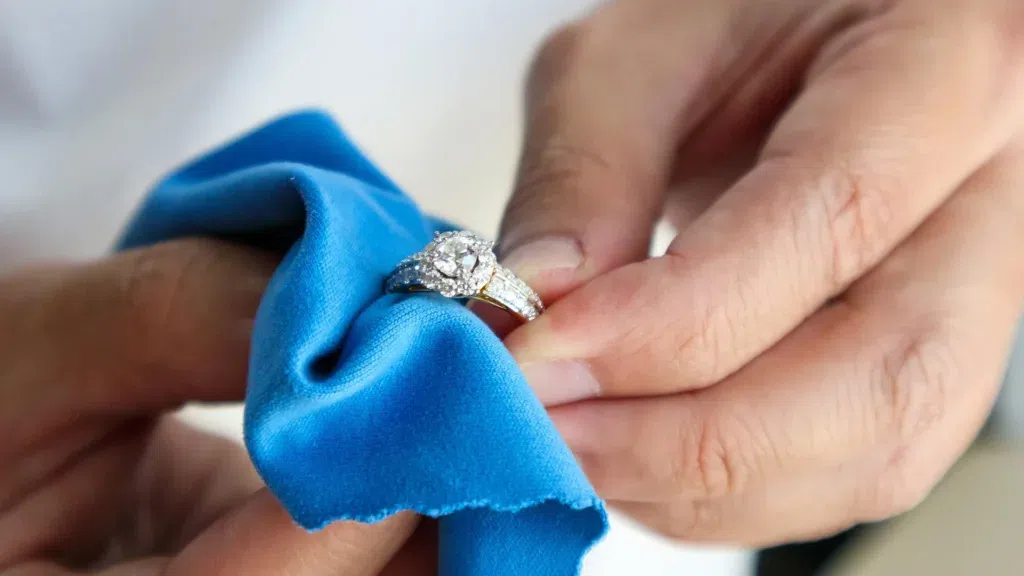 Como ocorre a transformação de pedras preciosas em joias? Como ocorre a transformação de pedras preciosas em joias?. Descubra como pedras preciosas brutas são transformadas em joias cintilantes através de corte, design e processamento meticulosos