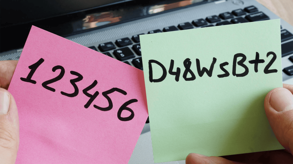 1. Código de segurança de dados e senhas em notas adesivas coloridas.
