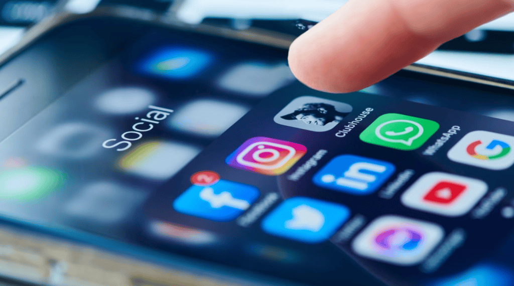 Aplicativos de redes sociais no smartphone, destaque para facebook, instagram, whatsapp e linkedin.