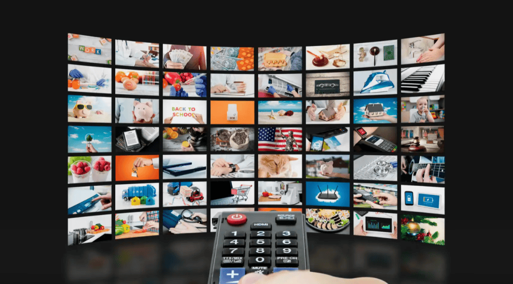 Tecnologia, telejornais e gadgets em telas de tv em display com controle remoto na frente.