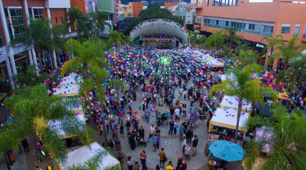 Festa Junina: var man kan ha kul i São Paulo, Rio de Janeiro, Paraná och andra stater Festa Junina: var man kan ha kul i São Paulo, Rio de Janeiro, Paraná och andra stater. Arraiais och mässor är mer moderiktiga än någonsin och vinner brasilianarnas hjärtan. Se det bästa