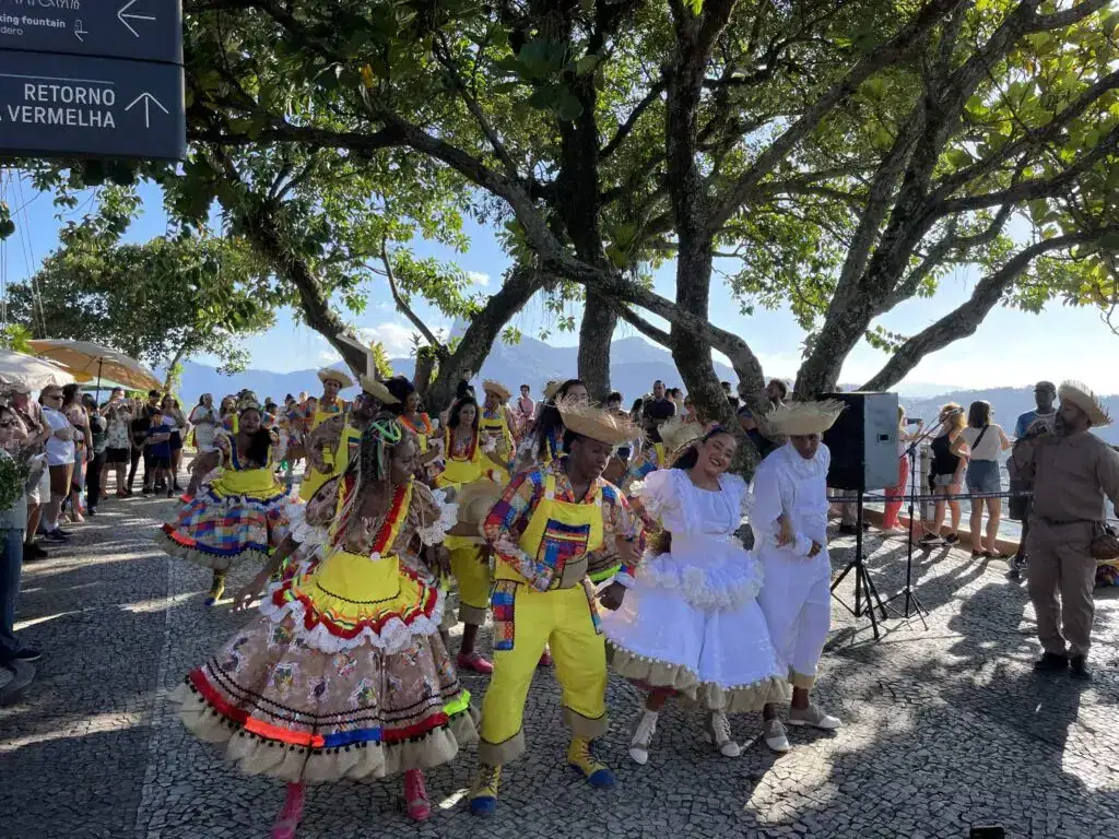 Festa Junina: Wo man in São Paulo, Rio de Janeiro, Paraná und anderen Bundesstaaten Spaß haben kann Festa Junina: Wo man in São Paulo, Rio de Janeiro, Paraná und anderen Bundesstaaten Spaß haben kann. Arraiais und Messen sind angesagter denn je und erobern die Herzen der Brasilianer. Sehen Sie das Beste