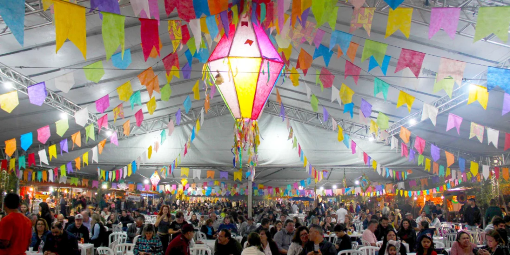 Festa Junina: var man kan ha kul i São Paulo, Rio de Janeiro, Paraná och andra stater Festa Junina: var man kan ha kul i São Paulo, Rio de Janeiro, Paraná och andra stater. Arraiais och mässor är mer moderiktiga än någonsin och vinner brasilianarnas hjärtan. Se det bästa