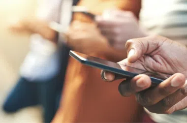 1. Smartphone sendo segurado por mão, tecnologia móvel, comunicação digital, gadgets.