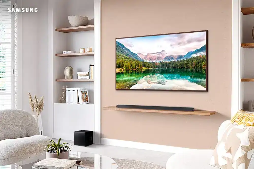 Samsung anuncia novos modelos de soundbar para 2024 A imagem mostra uma sala de estar com uma soundbar samsung s800d.
