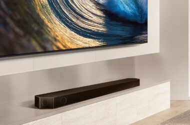 A imagem mostra um modelo de soundbar samsung a fim de ilustrar a matéria sobre os novos produtos da categoria.