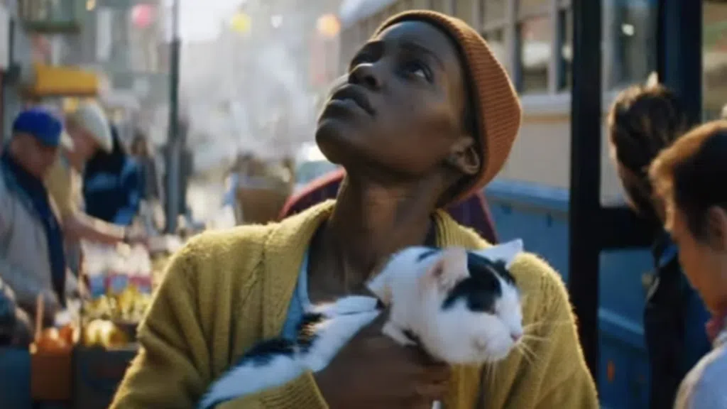 1. Donna che tiene in braccio un gatto bianco e nero in una fiera all'aperto, tecnologia e innovazione.